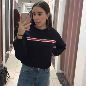  - Säljer denna super snygga tröja!! Så bra skick och så mjuk och skön. 