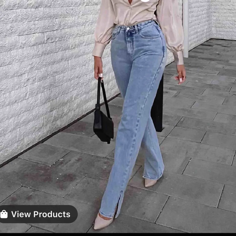 Säljer dessa populära Stiliga fina byxor pga fel storlek 😩😩😢 har de i båda 36 och 34 . Jeans & Byxor.