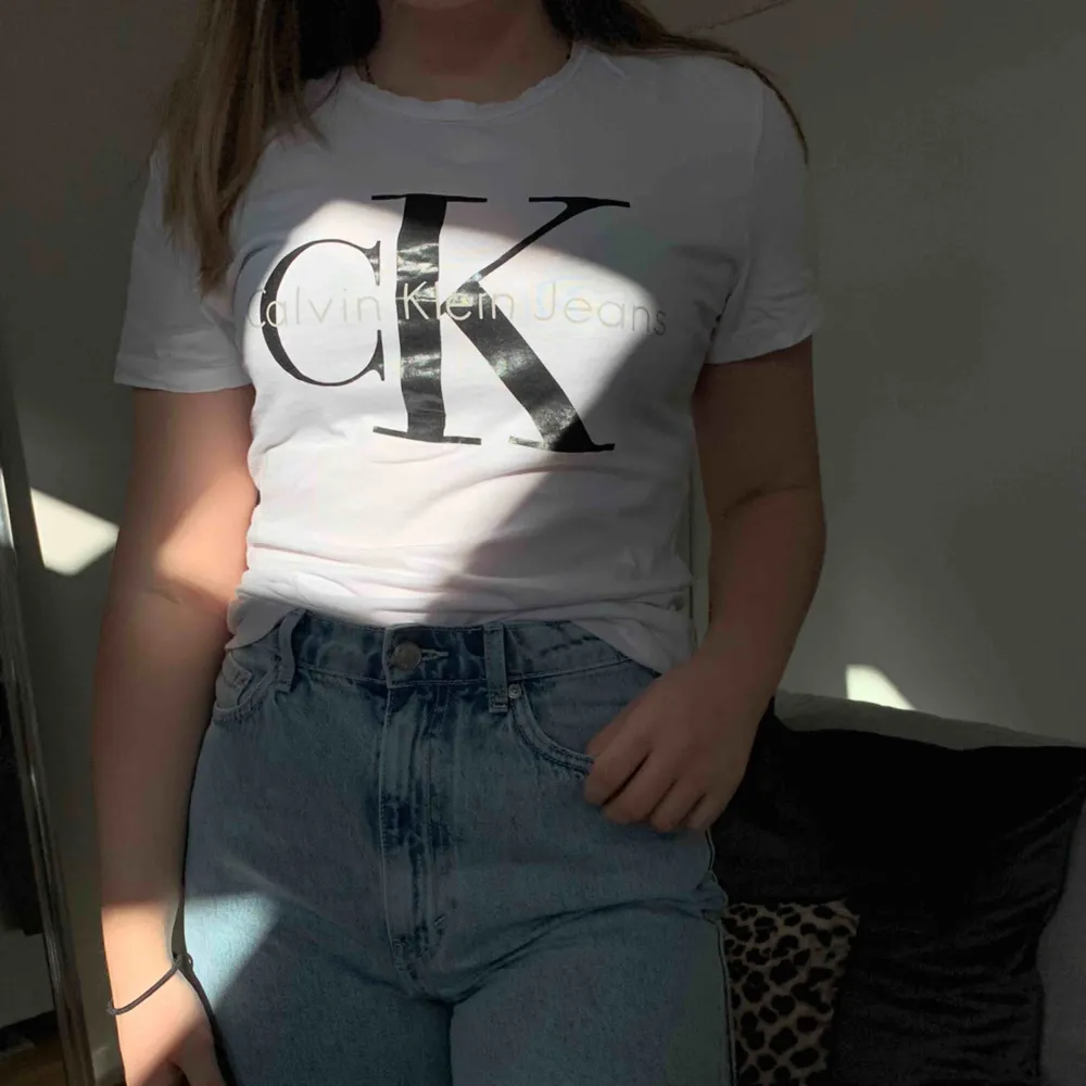 Nästan oanvänd Calvin Klein t-shirt🤩  . T-shirts.