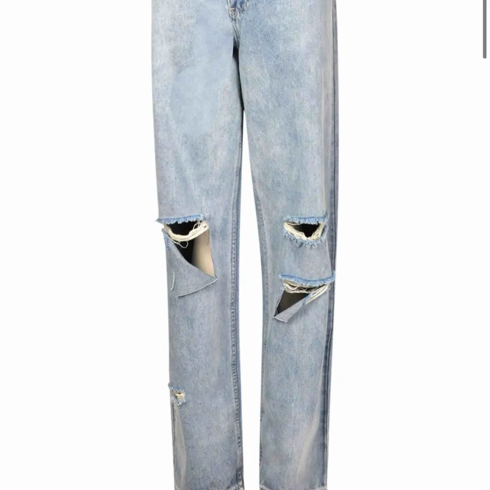 Säljer dessa helt oanvända jeansen från boohoo i storlek 38. Lappar och taggar finns kvar Ordinarie pris är 270kr exklusive frakten . Jeans & Byxor.