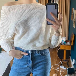  - Skitsnygg stickad tröja från NAKD! Ganska tunn i materialet, så funkar perfekt för våren! Använd några gånger men fortfarande bra kvalité! Köparen står för frakt!