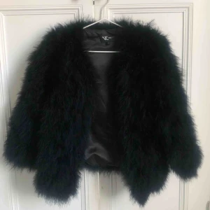 Fjäderjacka  - Svart fjäderjacka från Nature Collection i storlek 1, passar mig som har XS/S. Superfint skick och jättefin jacka! Köparen står för frakt! 💞