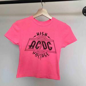 Kortare tajt AC/DC t-shirt med lapparna kvar. Storlek S. 80 kr + frakt.