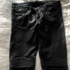  - Svarta läderbyxor från All Saints. Äkta läder från Italien. Bikerdetaljer och dragkedja nertill. Tajta och storlek W27. Kan skicka mer bilder. Säljer enbart för de är för små! Nypris: 3,500kr. Köparen står för frakt 💞 Går ner i pris vid snabb affär!