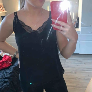  - Linne från Zara med spetsdetaljer, storleken är M men funkar även som S enligt mig! Jättefint skick sällan använt! Skönt och luftigt material också! Tillkommer frakt på 44kr