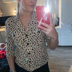  - Leopard blus med tre kvarts ärmar från Bershka i storlek S, knappast använd fint skick! Tillkommer frakt på 44kr