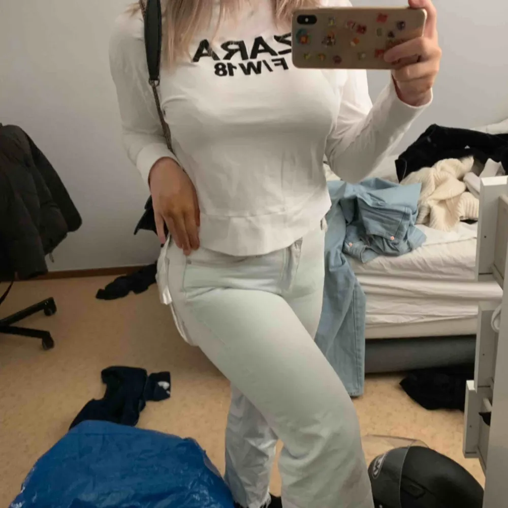 Vit sweatshirt från Zara, säljs för att den ej kommer till användning. Super snygg och skön!. Hoodies.