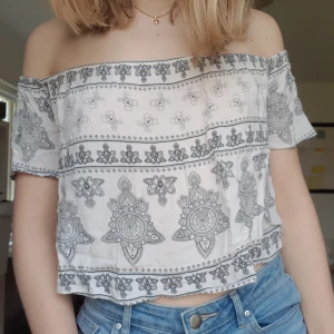 Off-shoulder topp - Storklek 34 men passar snarare M/L. Mötas upp i hbg, annars står köparen för frakten om du inte sammanlagt köper för mer än 250 kr!