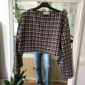  - Snygg och svårfotad tröja, strl XS från Weekday! Uppsydd av mig, slutar perfekt vid byxlinningen/strax under. Använd typ två gånger, toppskick! Nypris runt 450kr. Köpare står för frakt!