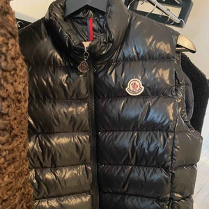  - Super snygg och sparsamt använd Moncler väst! Västen är köpt på NK i Göteborg och har kvitto kvar. Det står strl 2, vilket jag skulle säga motsvarar en strl S! 