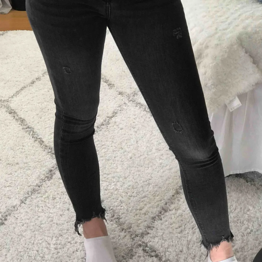 Svinsnygga jeans från Zara! Endast använda ett fåtal gånger🥰. Jeans & Byxor.