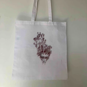  - Denna är en av alla mina handgjorda tryck på tygväskor, kolla på min sida- finns mycket mer. Alla unika och handgjorda. Möts upp i Stockholm, annars tillkommer frakt 📦 