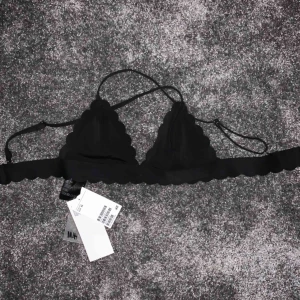  - Bikini från HM kostar 149kr på hm’s hemsida aldrig använd, säljer pga för liten runt midjan, endast provad med topp/bh under, det är + frakt o den ligger på 18kr, man kan pruta på priset, alla lappar osv kvar på bikinin