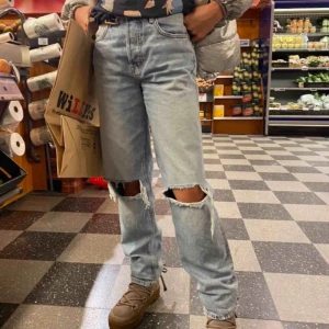  - Ett par as snygga raka långa jeans från hm, dessa är slutsålda och liknar de jätte populära jeansen från zara väldigt mycket💕 de är i storlek S och personen på bilden är runt 168💕 