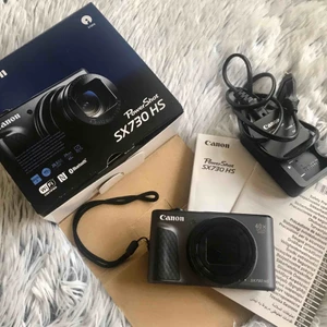  - Canon kamera med uppfällbar display. Knappt använd men råkat få en lätt skada som påverkar linsöppningen ibland. Går förmodligen att fixa men ej lagt ned energi på det.  