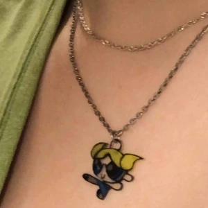  - Verkligen skit snyggt halsband! Berlocken är gjord av krympplast. Frakt 9kr💕