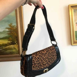  - En pvc leopard axelhandväska, unik och supercool! Kommer ej till användning :(
