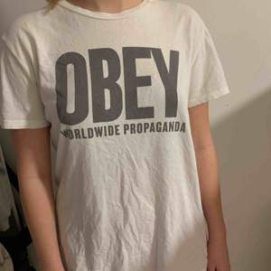 T-shirt från Obey med texten “worldwide propaganda”