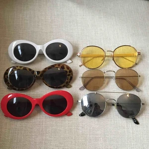  - Dem klassiska ’Kurt Cobain’ solglasögonen för 40/st! Och de åt höger för 60/st! 