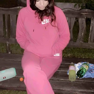 - Säljer rosa Nike set för 450kr. Annars 250kr styck. Storlek Small passar mellan S/M och är väldigt fint i skick! Skickar bättre bilder vid intresse 