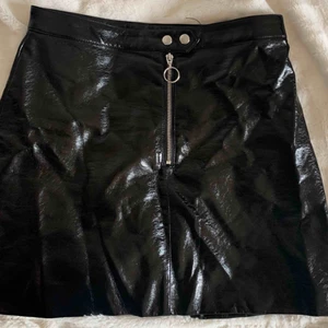  - Snygg skinn kjol som endast är använd vid ett festligare tillfälle. Säljs pågrund av att jag inte får användning av den tyvärr 