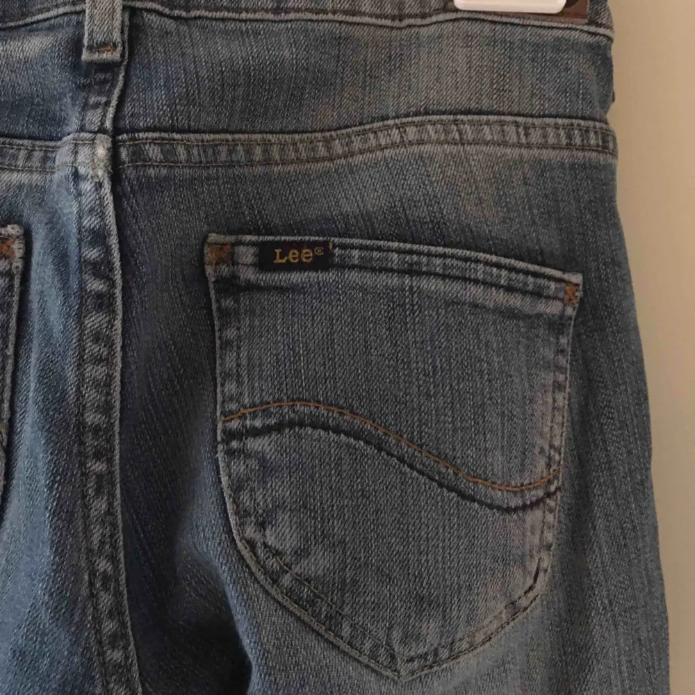 Lågmidjade jeans som sitter väldigt snyggt på rumpan! . Jeans & Byxor.