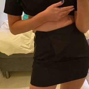  - Kjol från zara! Tajt ganska kort kjol med volanger i fram! Lite som kostymmaterial💕