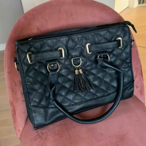  - Ganska sliten väska, därav priset :) 