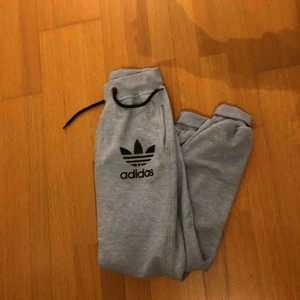  - Blå adidas mjukis. Storlek L men passar M