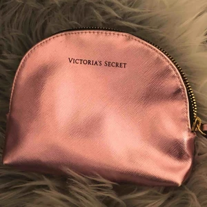  - Köpte denna av en tjej för rätt så länge sen men har själv aldrig använt och den är o nyskick! Frakt 11/22 kr 💘💘