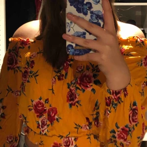  - En off-shoulder topp från hm, använd fåtal gånger, nypris 199kr säljer för 50kr. Säljer den eftersom att jag aldrig får användning för den.