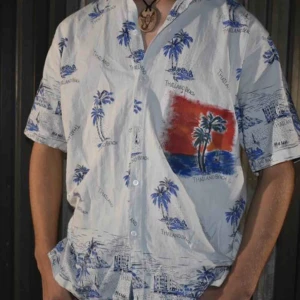  - Skjorta med Thailand tryck. 