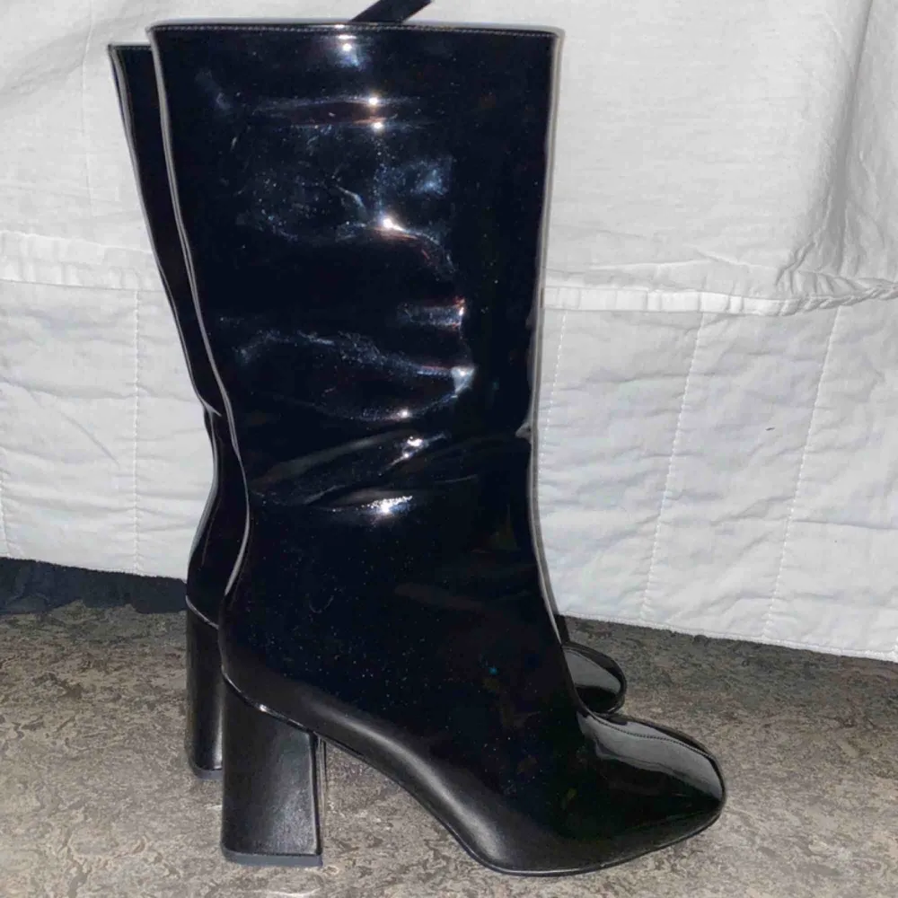 - Black shiny boots - Square toe and heel - Very good condition, only used once  Can meet up in Norrköping, Linköping and Stockholm. Otherwise, buyer pays shipping.. Skor.