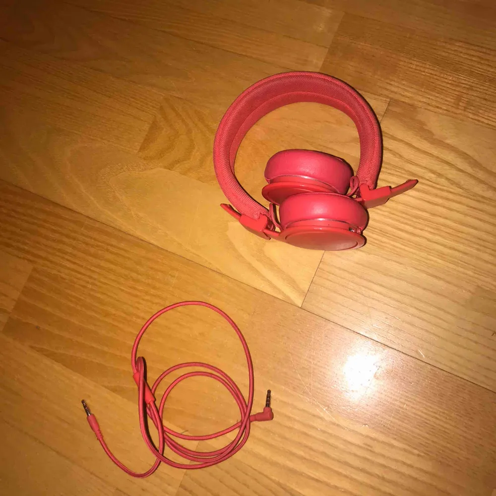 Röda Urbanears hörlurar med både Bluetooth och sladd. Fullt fungerande förutom det ena ”örat” som går att dra ut men inget som påverkar funktionen:) . Övrigt.