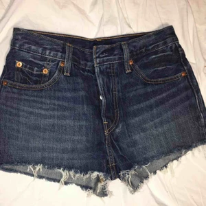  - Helt oanvända högmidjade Levis shorts  