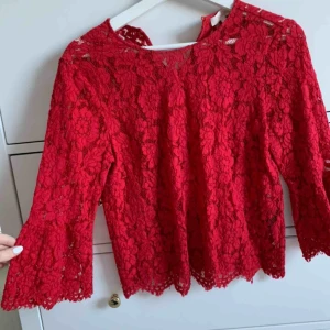  - Röd spetsblus i xs, använd 1 gång. Frakt ingår ej.