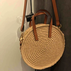  - Rundstrå väska med avtagbar axelband. Perfekt för sommaren, denna har tyvärr aldrig använts. Frakt tillkommer 📦 Dm för mer info/intresse 🌟
