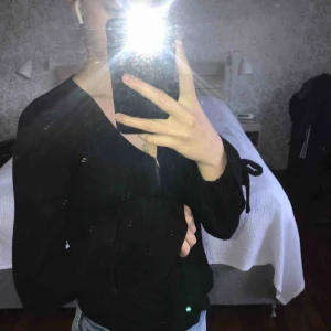  - Tröja ifrån IVYREVEL, svart crossover tröja med trumpetarmar!  Tror det är en onesize tröja men passar som XS, S och M😊