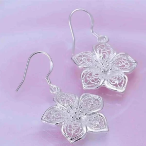  - BEDÅRANDE SILVER DROPPÖRHÄNGEN      BLOMMOR MED SPRIDDA KNOPPAR. *Leveras med en tygetuiet* Snabb leveranstid:1-3 vardagar beställing swisch       