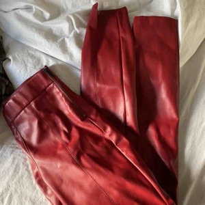  - Röda skinnbyxor från Zara med slits || storlek S || säljer för 150kr + fraktkostnad 🤎