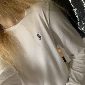  - Egentligen mer slim fit långärmad tröja från ralph lauren!! Köptes dock som oversize av mig som är S, så den är typ kort men bredare! Jättefint skick pga knappt använd & är inköpt för 800 🥰