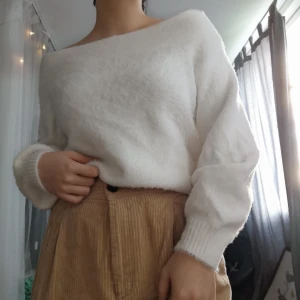  - Suuupetmjuk och fluffig tröja Off-shoulder tröja men kan även användas som vanlig tröja Köparen står för frakten! 