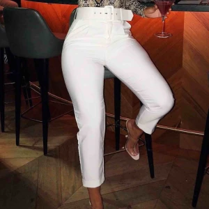 Kostymbyxa - Suuuuperfina kostymliknande byxor, perfekt till både lunchdejt och fest 💃🏼 Säljer endast pga att de är för stora så de är nästintill nya, endast använda fåtal gånger. Nypris var £ 49.99 Passar M och L  (första bilden är lånad) 