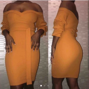  - En mörkgul klänning storlek M.