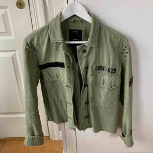  - Cool militär-inspirerad jacka från Bershka. Perfekt nu när våren kommer!