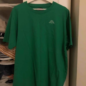  - Intressekoll på denna fina kappa t shirt köpt på humana i fint skick💕 frakt tillkommer