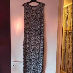  - Stretchig klänning. Jag är 164 lång och en strl S.  Betala gärna med swish. Frakt blir 35 kr. Kan samfrakta om du köper flera varor av mig!