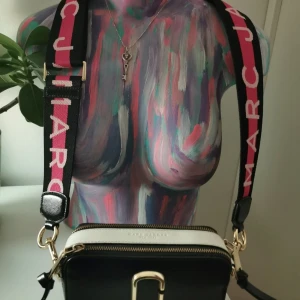 Marc Jacobs snapshot väska  - Säljer nu min äkta Marc Jacobs snapshot väska.  Inget slitage. Köparen står för frakten, vid snabb affär kan priset diskuteras. Tyvärr har jag inte kvar kvitto. 