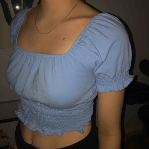  - Ljusblå topp från monki, storlek xs (men passar S oxå!!) Aldrig använd.💙