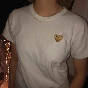  - CDG-tröja, bra skick. Storlek M men liten i storleken! 💛